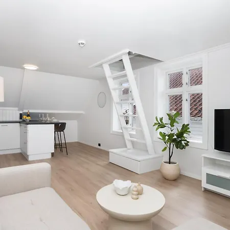 Central City Apartment アパート